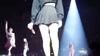 That’s right Jennie sway that hips for me and show that ass and dance like a stripper in front of me ????????????????