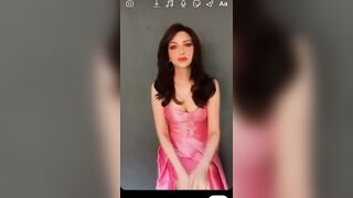 Bollywood Milfs: Anita Bhabhi k maast cleavage dekh ka kis kiska khada hua?! ♥️♥️ #2