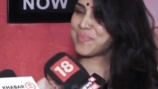 Sakshi's reaction when reporters asked her fav. Position in bed ????????