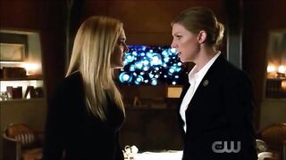 Caity Lotz: Caity Lotz, Jes Macallan kiss #2