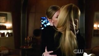 Caity Lotz: Caity Lotz, Jes Macallan kiss #3