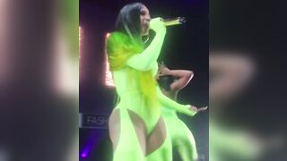 Cardi B: Amazing cardi b twerk infront of crowd x #2