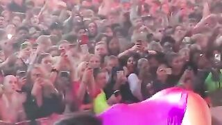 bouncing that ass in front of the crowd