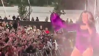 Cardi B: bouncing that ass in front of the crowd #4