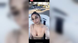 Them shits poking out on her snap????????