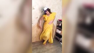 Comic: Alia Bhatt flaunting her body in yellow saree #4